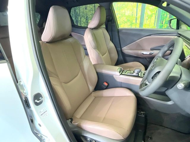 【合皮レザーシート】汚れのふき取りが容易でメンテナンスもが簡単な、機能性に優れる合成皮革を採用した上質なシートです。座り心地もよく、高級感あふれる心地良い車内空間を演出してくれます。