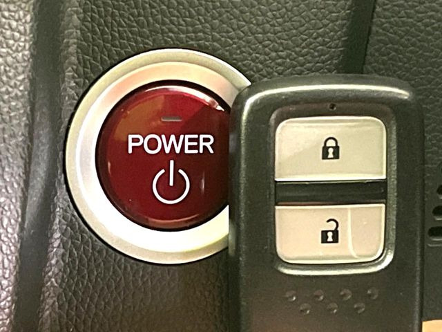 �yHonda�X�}�[�g�L�[�z�J�o����|�P�b�g�ɓ��ꂽ�܂܂ł��h�A�̎{���E�������\�ȃX�}�[�g�L�[�𑕔��B�G���W���̃I���E�I�t�����J�M�����o���K�v����������Ƃ��Ă��֗��ł���