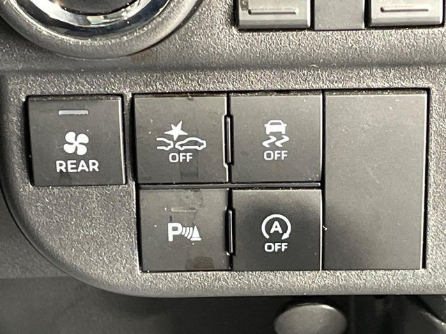 【スマートアシスト】走行中に前方の車両等を認識し、衝突しそうな時は警報とブレーキで衝突回避と被害軽減をアシスト。より安全にドライブをお楽しみいただけます。