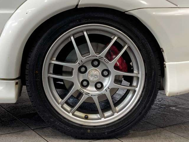 【店内スペース】お子様とご一緒にお越し頂ける安心のキッズスペース♪フリードリンクコーナー♪ファミリーでもお気軽にお越し頂ける空間をご用意しました!展示車も店内スペースには常時2台はご用意しております!