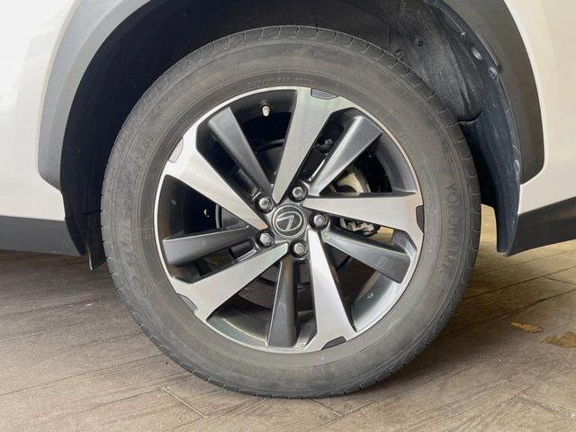 �y����17�C���`�A���~�z�C�[���z�O�ςɃ}�b�`���������A���~�z�C�[���𑕒����Ă���܂��B�e��ЊO�A���~�z�C�[����A�X�^�b�h���X�^�C�����戵�����Ă���܂��B���񂲑��k����������