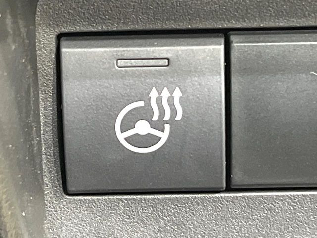 【ステアリングヒーター】冬場に冷たくなりやすい革巻きステアリングを、スイッチ一つで素早く適温に!エアコンよりも早く温まってくれるので、寒い日の運転も快適になりますね♪