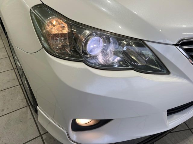 【HIDヘッドライト】非常に明るく前方を照らしてくれるので、悪天候や夜間の走行時も視界良好で安心してお乗りいただけます。