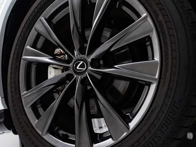 【 安心の最大381項目対象の有料保証 】エンジンやミッション等の機関系はもちろん、純正ナビやエアコンなどあらゆる部位が対象。年間あたり300万円の保証、24時間対応の窓口有、さらにタイヤ保証付き!?