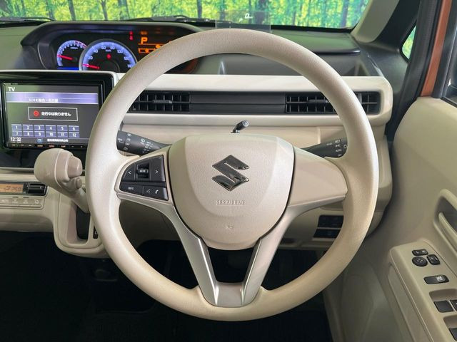 �C���e���A�ɍ��킹���f�U�C���̃X�e�A�����O�́A�^�]�������̂��Ƃ��l���A�^�]���₷���`��A�傫���ł��B�����x�A���ۂɐG���Ă��m���߂��������B