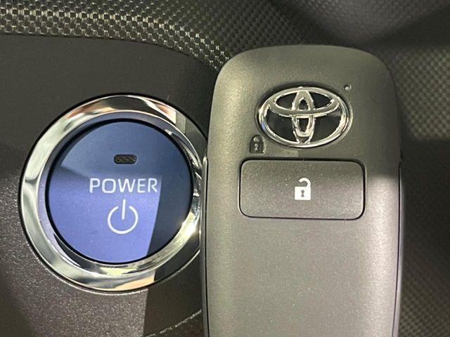 【スマートキー】カバンやポケットに入れたままでもドアの施錠・解錠が可能なスマートキーを装備。エンジンのオン・オフ時もカギを取り出す必要が無いからとっても便利です♪