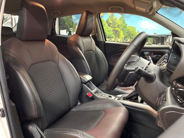 【ハーフレザーシート】高級感と座り心地を両立した人気のシート♪背面・座面のファブリック素材は、通気性の良さや滑りにくさに優れています。気温や服装に左右されず快適にお乗りいただけます。