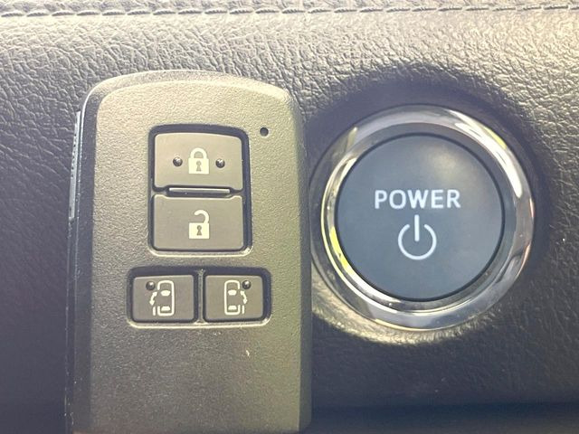 【スマートキー】カバンやポケットに入れたままでもドアの施錠・解錠が可能なスマートキーを装備。エンジンのオン・オフ時もカギを取り出す必要が無いからとっても便利です♪