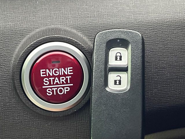 �yHonda�X�}�[�g�L�[�z�J�o����|�P�b�g�ɓ��ꂽ�܂܂ł��h�A�̎{���E�������\�ȃX�}�[�g�L�[�𑕔��B�G���W���̃I���E�I�t�����J�M�����o���K�v����������Ƃ��Ă��֗��ł���