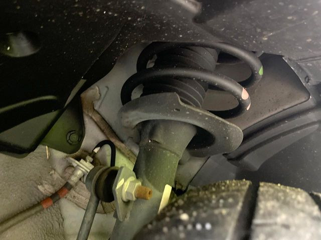 大好評を頂いておりますボディの弾スプラッシュコートも好評受付中。通常のガラスコートと異なる、耐久年数6年の無機質ガラスコーティングが、ボディをキレイな状態に保ってくれます。