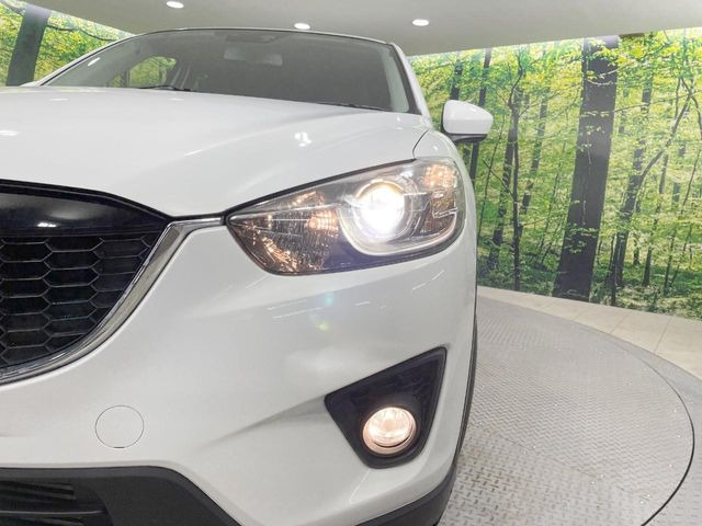 【HIDヘッドライト】非常に明るく前方を照らしてくれるので、悪天候や夜間の走行時も視界良好で安心してお乗りいただけます。