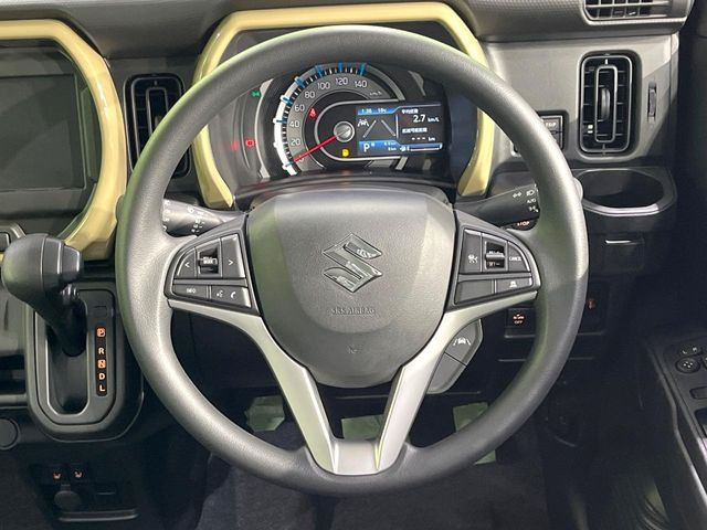 �C���e���A�ɍ��킹���f�U�C���̃X�e�A�����O�́A�^�]�������̂��Ƃ��l���A�^�]���₷���`��A�傫���ł��B�����x�A���ۂɐG���Ă��m���߂��������B