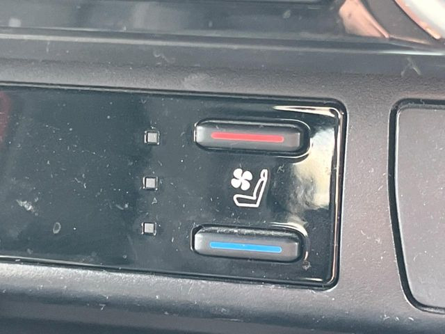 【前席+後席シートヒーター】寒い日に重宝するシートヒーターを後席にも装備!エアコンより早く温まってくれるので寒がりの人も安心ですね♪エアコンの温風は乾燥するから苦手、という方にもをおすすめです。