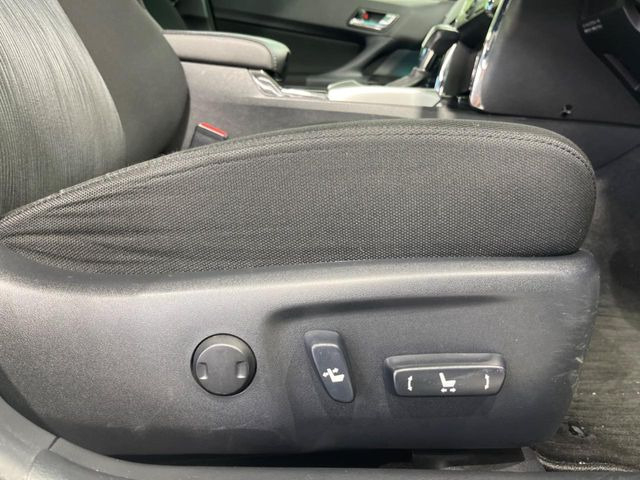 【運転席10WAYパワーシート】リクライニングからシートリフターまで、スイッチ一つで簡単にシートの微調整が可能!自分に最適なシートポジションにセットして、快適なドライブをお楽しみください。