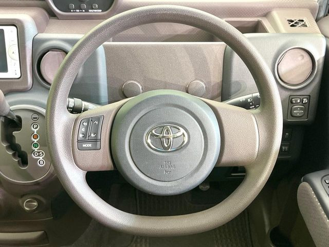 �C���e���A�ɍ��킹���f�U�C���̃X�e�A�����O�́A�^�]�������̂��Ƃ��l���A�^�]���₷���`��A�傫���ł��B�����x�A���ۂɐG���Ă��m���߂��������B