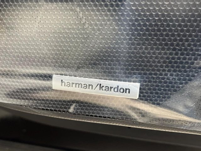 �y�n�[�}���J�[�h�T�E���h�V�X�e���z���[�J�[�I�v�V�����̍��i�ʃT�E���h�V�X�e���𓋍ځB��p�̃`���[�j���O���{���ꂽ�召�l�X�ȃX�s�[�J�[����ǎ��ȃT�E���h���t�ł��A�Տꊴ���ӂ�鉹����Ԃ����o���܂��B