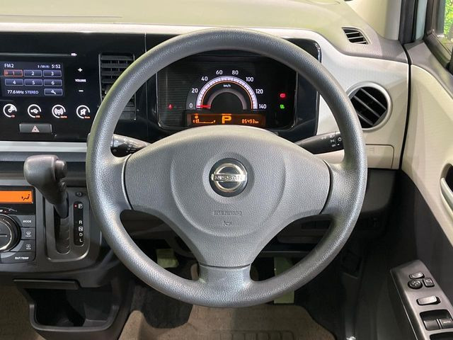 �C���e���A�ɍ��킹���f�U�C���̃X�e�A�����O�́A�^�]�������̂��Ƃ��l���A�^�]���₷���`��A�傫���ł��B�����x�A���ۂɐG���Ă��m���߂��������B