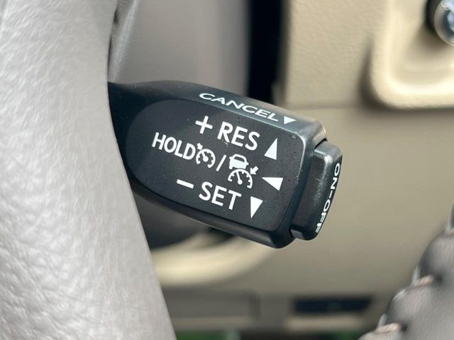 【レーダークルーズコントロール】高速道路での長距離走行が楽に!!自動で速度を保つクルーズコントロールが、衝突軽減システムと連携し、前方の車両を感知して車間を保つように速度調節してくれます!!