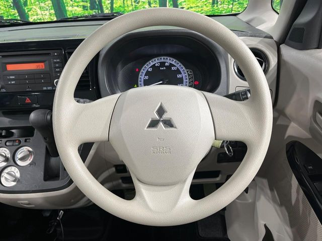 �C���e���A�ɍ��킹���f�U�C���̃X�e�A�����O�́A�^�]�������̂��Ƃ��l���A�^�]���₷���`��A�傫���ł��B�����x�A���ۂɐG���Ă��m���߂��������B