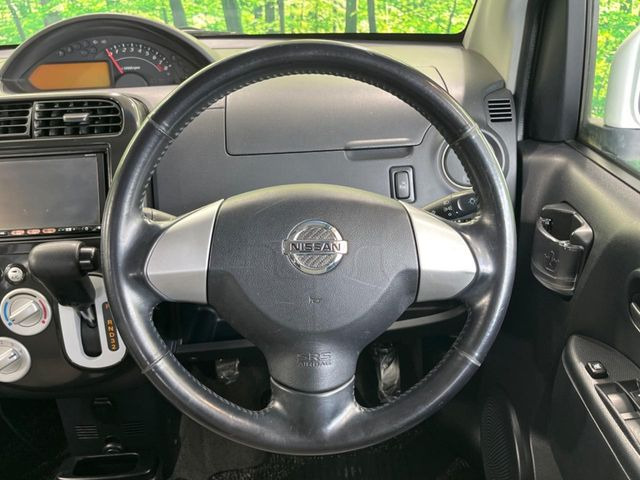 �C���e���A�ɍ��킹���f�U�C���̃X�e�A�����O�́A�^�]�������̂��Ƃ��l���A�^�]���₷���`��A�傫���ł��B�����x�A���ۂɐG���Ă��m���߂��������B