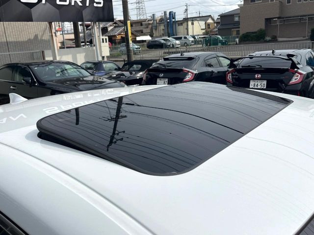 【ムーンルーフ】開放感たっぷりの希少装備、ムーンルーフが装着されています!車内に明かりを取り入れたり景色を楽しむ以外にも、車内の空気も簡単に換気できて快適です!
