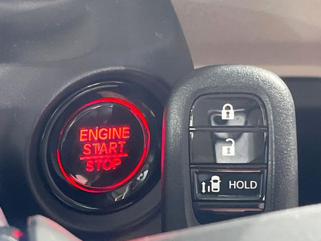 �yHonda�X�}�[�g�L�[�z�J�o����|�P�b�g�ɓ��ꂽ�܂܂ł��h�A�̎{���E�������\�ȃX�}�[�g�L�[�𑕔��B�G���W���̃I���E�I�t�����J�M�����o���K�v����������Ƃ��Ă��֗��ł���