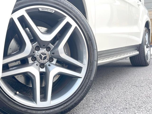 ●純正21インチアルミホイール:輸入車ならではの卓越した走りを支えるホイールと足回りです!日本車の走りに慣れている方にもぜひ体感して頂きたいほど、高いレベルでまとまっています!