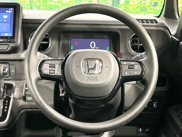 �C���e���A�ɍ��킹���f�U�C���̃X�e�A�����O�́A�^�]�������̂��Ƃ��l���A�^�]���₷���`��A�傫���ł��B�����x�A���ۂɐG���Ă��m���߂��������B