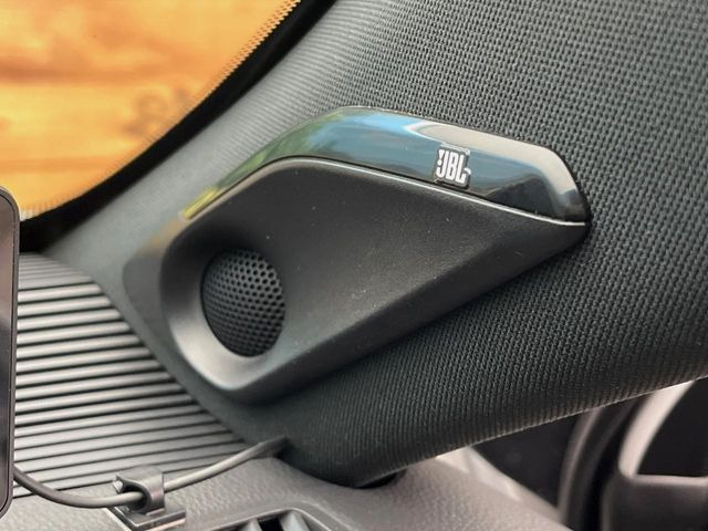 �yJBL�T�E���h�V�X�e���z���[�J�[�I�v�V�����̍��i�ʃT�E���h�V�X�e���𓋍ځB��p�̃`���[�j���O���{���ꂽ�召�l�X�ȃX�s�[�J�[����ǎ��ȃT�E���h���t�ł��A�Տꊴ���ӂ�鉹����Ԃ����o���܂��B