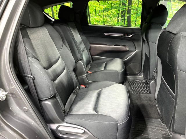 後部座席も気になるようなキズ・汚れやへたり等、大きなダメージはなく、良好な状態です。