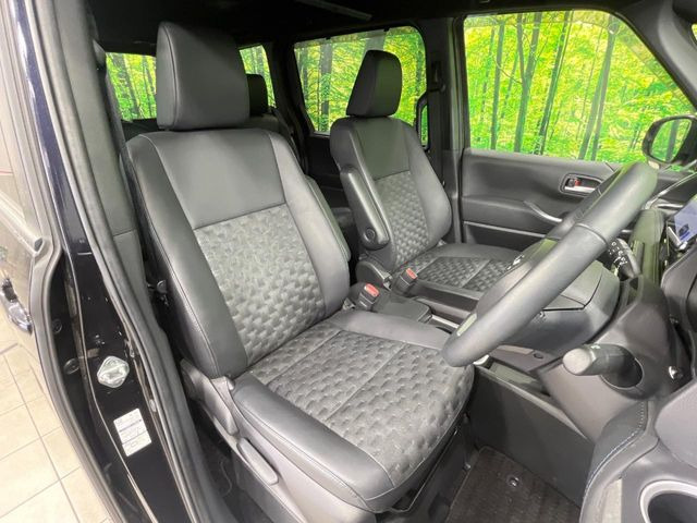 【ハーフレザーシート】高級感と座り心地を両立した人気のシート♪背面・座面のファブリック素材は、通気性の良さや滑りにくさに優れています。気温や服装に左右されず快適にお乗りいただけます。