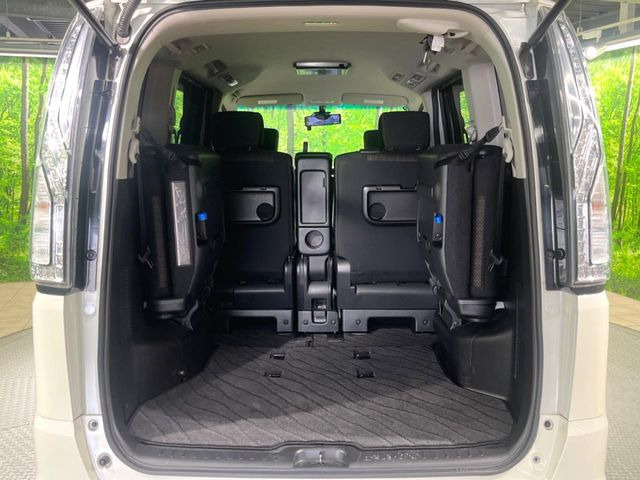 積み下ろしのしやすいデッキにはたっぷりと荷物を積み込んでいただけます。遊びから仕事まで、様々なシーンで頼れます♪