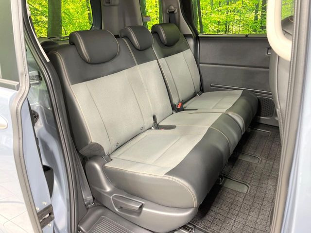 広々とした2列目シートは居住性が高く、居心地も快適!友達や家族とのお出かけにぴったりです。ベビーシートやチャイルドシート使用時も快適にお過ごしいただける十分な空間を確保しています。