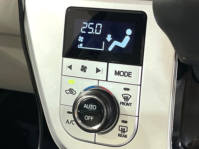 【オートエアコン】一度お好みの温度に設定すれば、車内の温度を検知し風量や温度を自動で調整。暑い&hellip;寒い&hellip;と何度もスイッチ操作をする必要はありません。快適な車内空間には必須の機能ですね♪