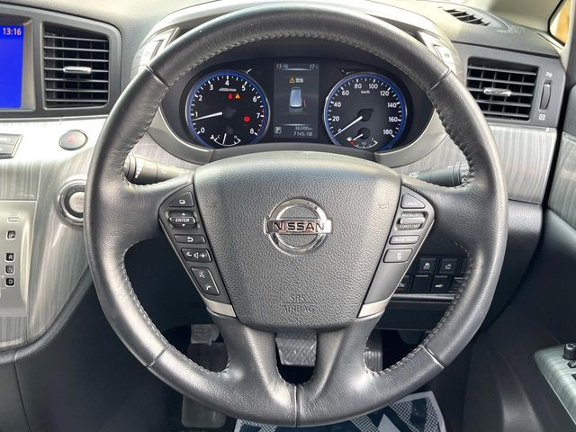 �C���e���A�ɍ��킹���f�U�C���̃X�e�A�����O�́A�^�]�������̂��Ƃ��l���A�^�]���₷���`��A�傫���ł��B�����x�A���ۂɐG���Ă��m���߂��������B