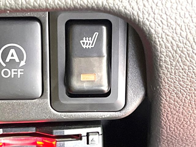 【シートヒーター】寒い日に重宝するシートヒーター!エアコンより早く温まってくれるので寒がりの人も安心ですね♪エアコンの温風は乾燥するから苦手、という方にもをおすすめです。