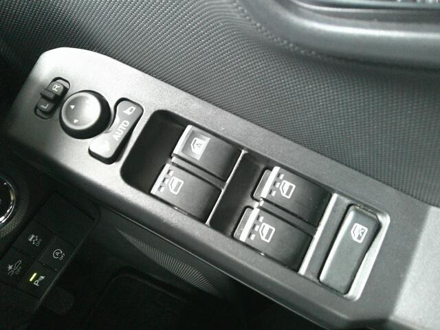 パワーウィンドウは運転席のスイッチのみオート機能も装備されております。ウィンドウロックも装備されているので、お子様と一緒の時も安心ですね。
