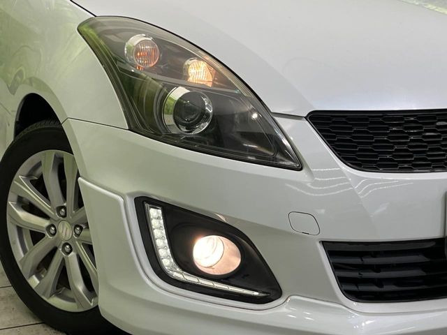 【HIDヘッドライト】非常に明るく前方を照らしてくれるので、悪天候や夜間の走行時も視界良好で安心してお乗りいただけます。