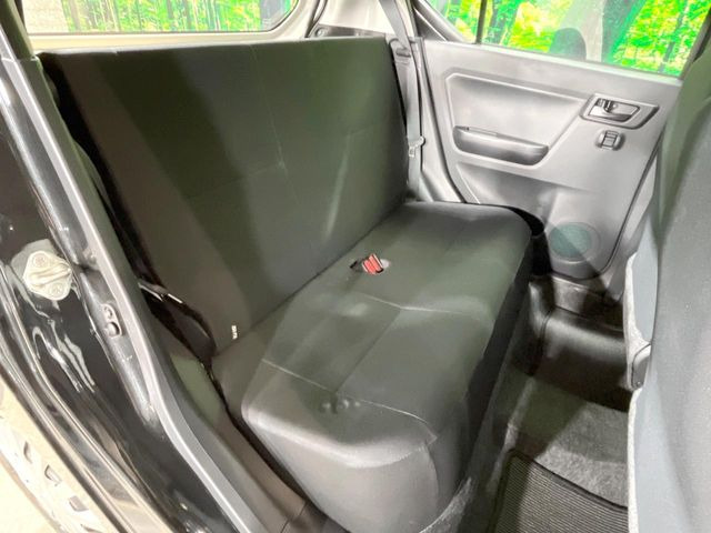 後部座席も気になるようなキズ・汚れやへたり等、大きなダメージはなく、良好な状態です。