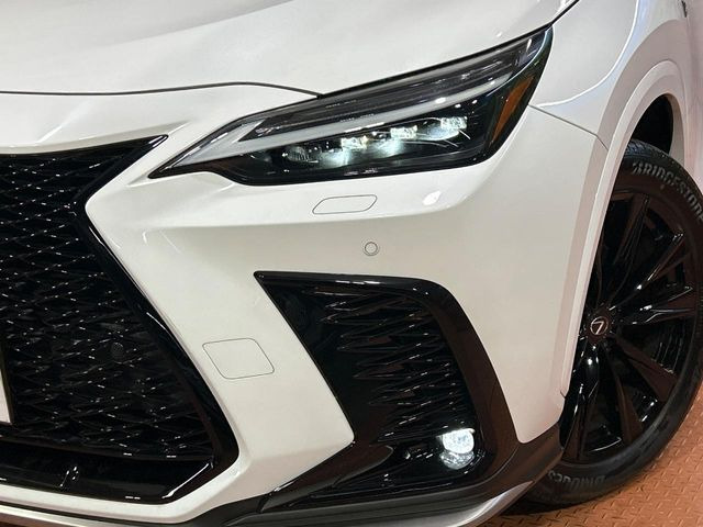 【三眼LEDヘッドライト】スタイリッシュな見た目の三眼LEDヘッドライトを装備♪スタイルだけでなく、夜間の走行も視界良好で安心してお乗りいただけます。