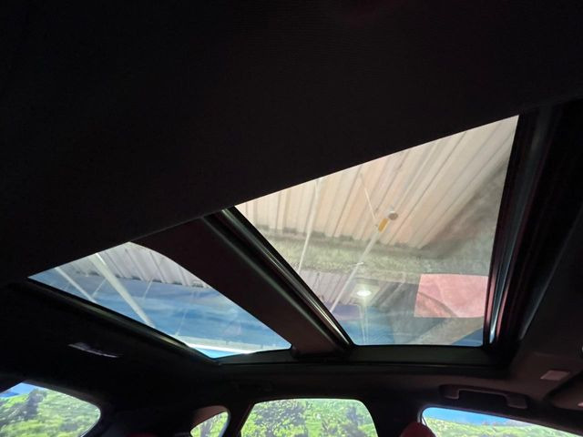 【サンルーフ】開放感たっぷりの希少装備、サンルーフが装着されています!車内に明かりを取り入れたり景色を楽しむ以外にも、車内の空気も簡単に換気できて快適です!