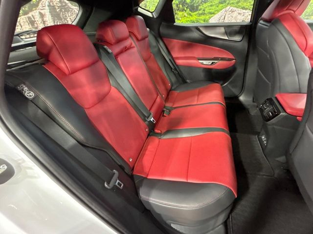 後部座席も気になるようなキズ・汚れやへたり等、大きなダメージはなく、良好な状態です。