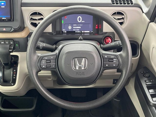 �C���e���A�ɍ��킹���f�U�C���̃X�e�A�����O�́A�^�]�������̂��Ƃ��l���A�^�]���₷���`��A�傫���ł��B�����x�A���ۂɐG���Ă��m���߂��������B