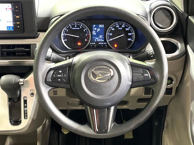 インテリアに合わせたデザインのステアリングは、運転される方のことも考え、運転しやすい形状、大きさです。是非一度、実際に触ってお確かめください。