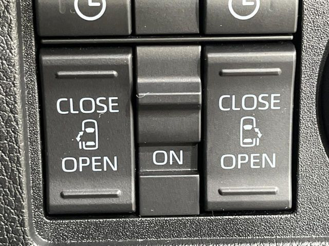 【両側パワースライドドア】スマートキーや運転席のスイッチで後席両側スライドドアの開閉が可能♪電動だから力を入れてドアを開ける必要が無く、小さなお子様でも簡単に開け閉めでき快適です♪