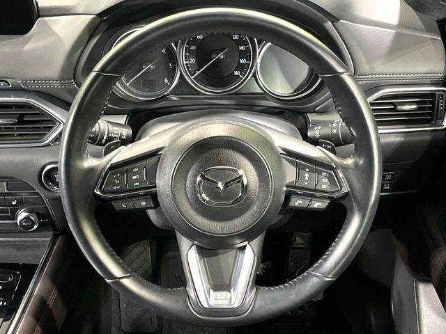 【ステアリングヒーター】冬場に冷たくなりやすい革巻きステアリングを、スイッチ一つで素早く適温に!エアコンよりも早く温まってくれるので、寒い日の運転も快適になりますね♪