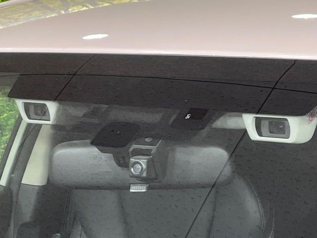 【アイサイト】前方の車両等を検知し、衝突しそうな時は警報で注意を促し、ブレーキを踏む力をサポート。ブレーキを踏めなかった場合は衝突被害軽減ブレーキが作動、衝突回避をサポートします。