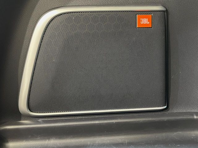 �yJBL�T�E���h�V�X�e���z���[�J�[�I�v�V�����̍��i�ʃT�E���h�V�X�e���𓋍ځB��p�̃`���[�j���O���{���ꂽ�召�l�X�ȃX�s�[�J�[����ǎ��ȃT�E���h���t�ł��A�Տꊴ���ӂ�鉹����Ԃ����o���܂��B