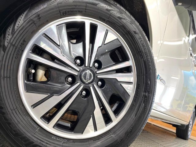 �y����15�C���`�A���~�z�C�[���z�O�ςɃ}�b�`���������A���~�z�C�[���𑕒����Ă���܂��B�e��ЊO�A���~�z�C�[����A�X�^�b�h���X�^�C�����戵�����Ă���܂��B���񂲑��k����������