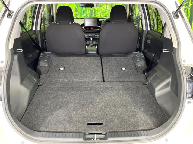 ���i�̂���������ʋ΁A���}���ɏ\���ȉ׎��X�y�[�X���m�ۂ��Ă���܂��B�Z�J���h�V�[�g��|���ƁA�傫�ȉו��̐ύڂ��\�ł���